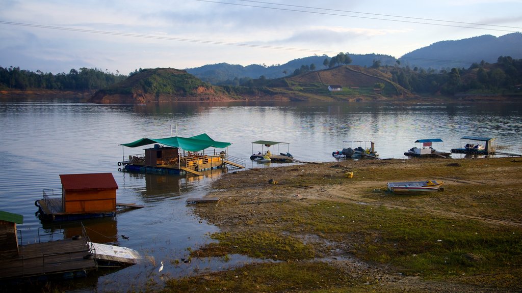 Roca de Guatapé ofreciendo pantano, una bahía o un puerto y un lago o espejo de agua