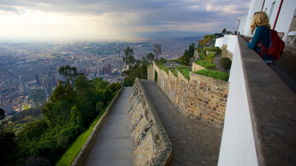 Monserrate que incluye vista y una ciudad y también una mujer