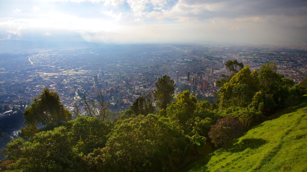 Monserrate og byder på udsigt over landskaber og en by