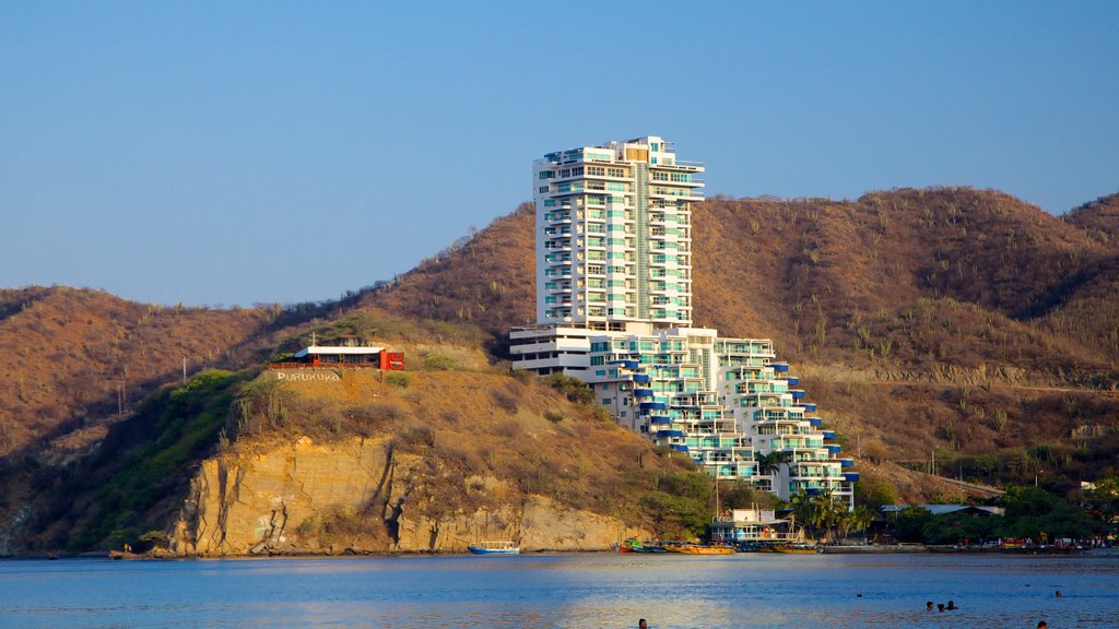 Playa El Rodadero mostrando un hotel o resort de lujo, vistas generales de la costa y costa escarpada