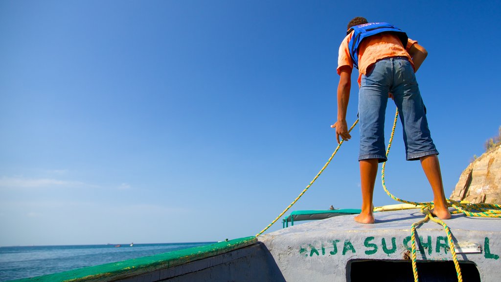 Playa Blanca mostrando pesca y también un hombre