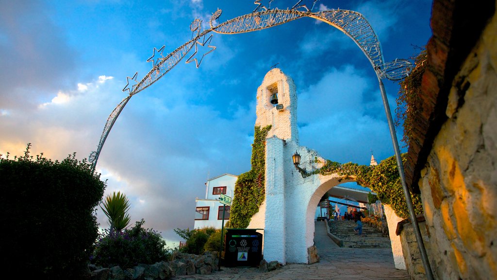 Monserrate which includes a small town or village and heritage elements