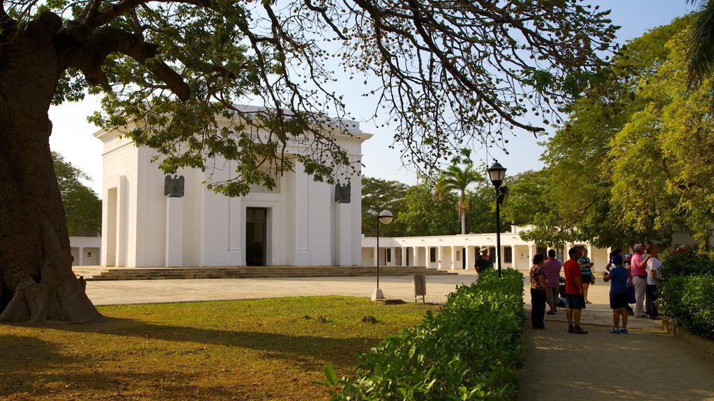 Quinta de San Pedro Alejandrino mostrando un monumento y también un pequeño grupo de personas