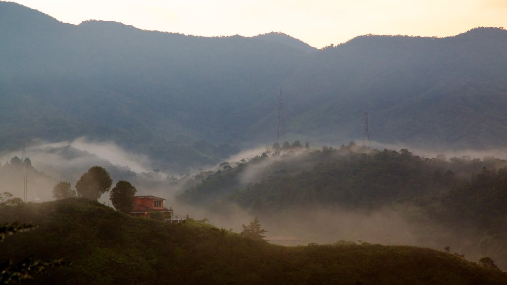 Guatape-klippen som viser rolig landskap, landskap og fjell