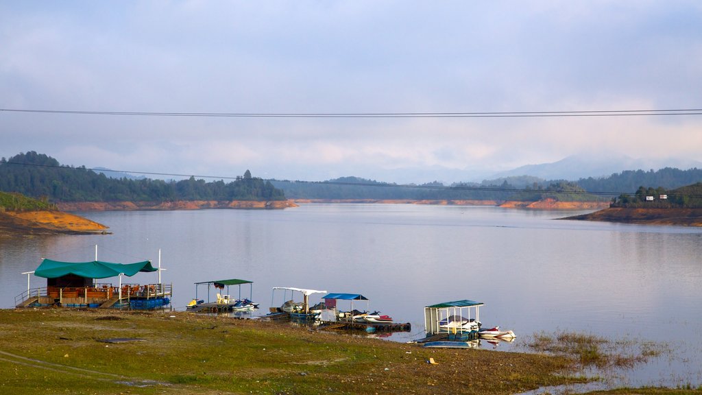 Guatape-klippen fasiliteter samt innsjø, landskap og båter