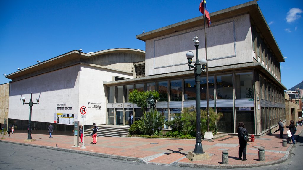 Luis Angel Arango Library showing an administrative building and street scenes