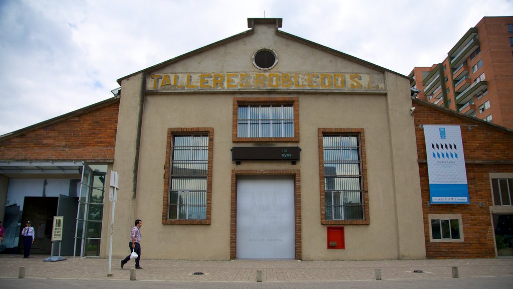 Medellins Museum for Moderne Kunst og byder på skiltning og gadeliv