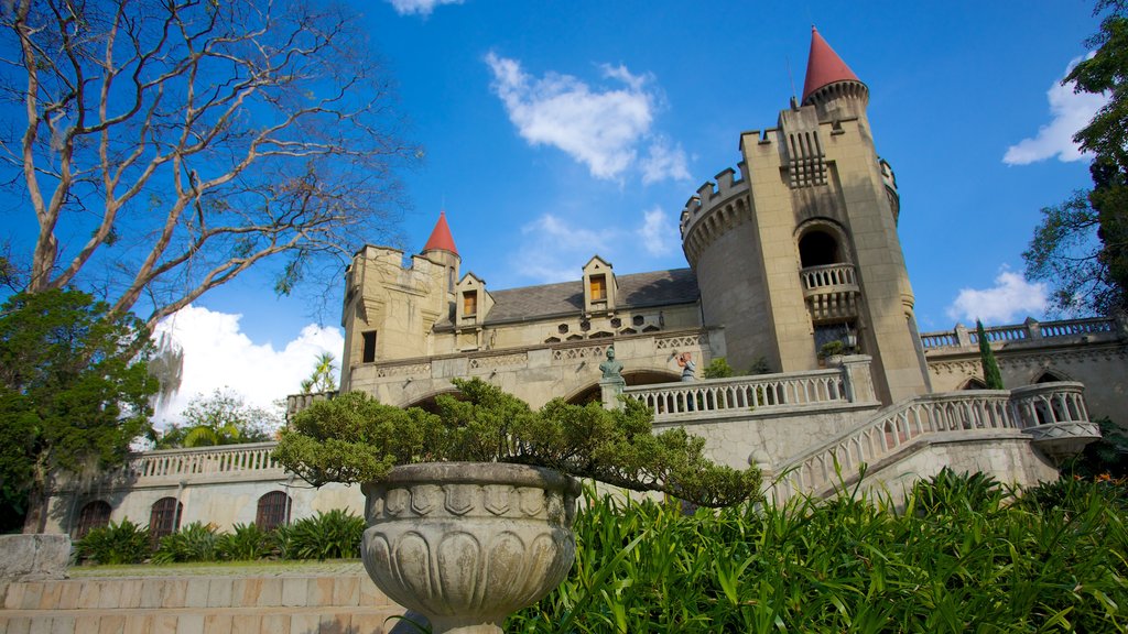 Museo El Castillo que incluye un castillo y patrimonio de arquitectura