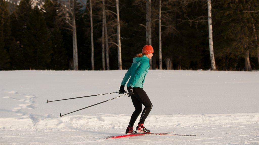 Estación de esquí Big Sky Resort que incluye ski cross country y nieve y también una mujer