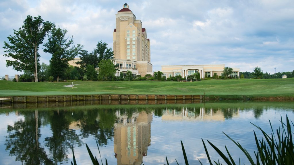 Greensboro toont een luxueus hotel of resort, een vijver en golf