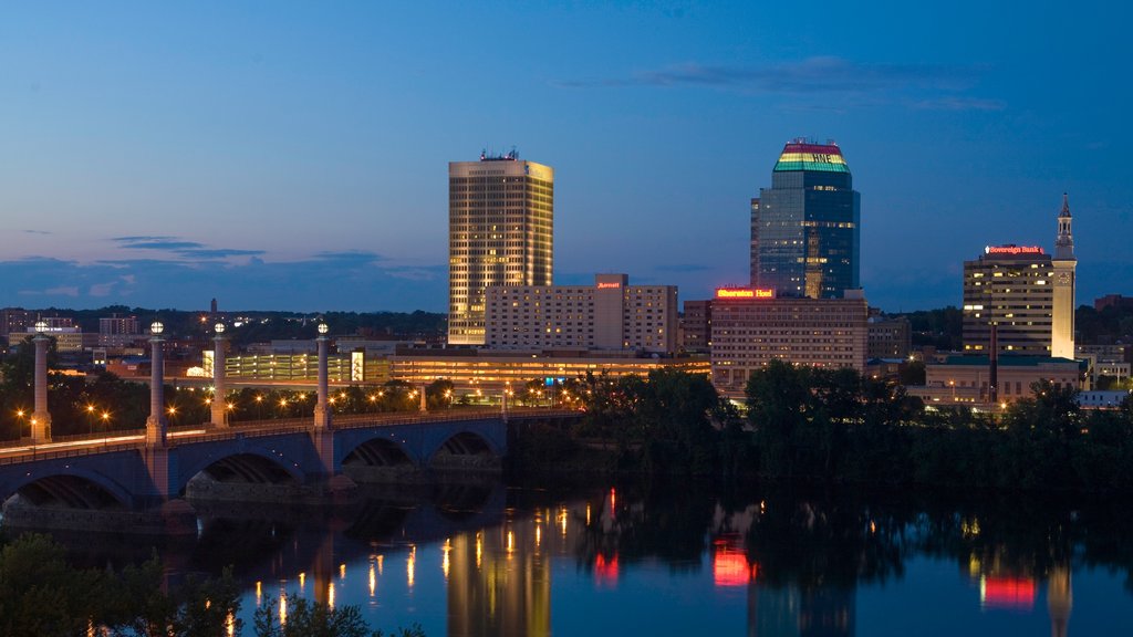 Springfield mostrando escenas nocturnas, un río o arroyo y una ciudad