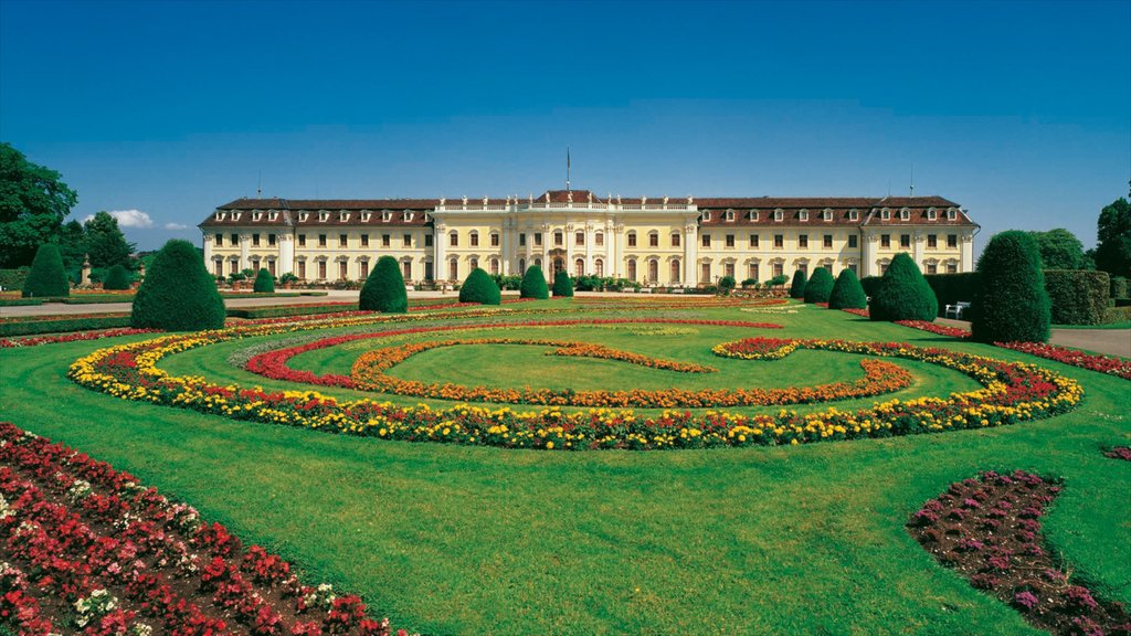 Château de Ludwigsbourg mettant en vedette architecture patrimoniale, fleurs et château ou palais