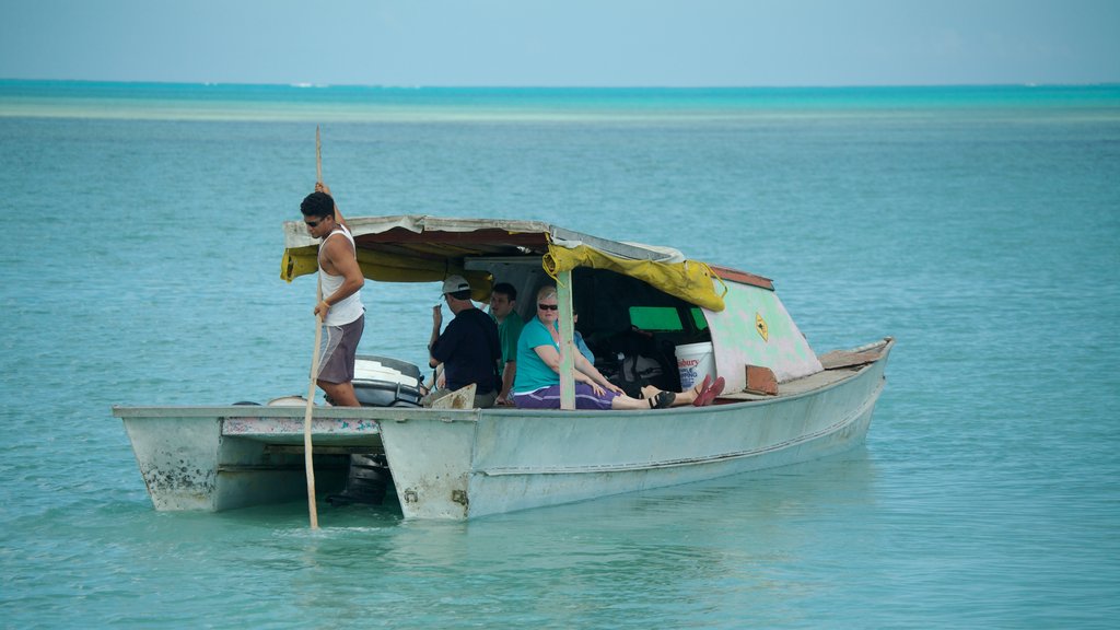 Manono ofreciendo botes y escenas tropicales y también un pequeño grupo de personas