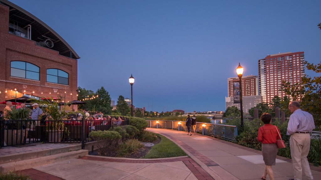 Wilmington mostrando escenas nocturnas, salir a cenar y una ciudad