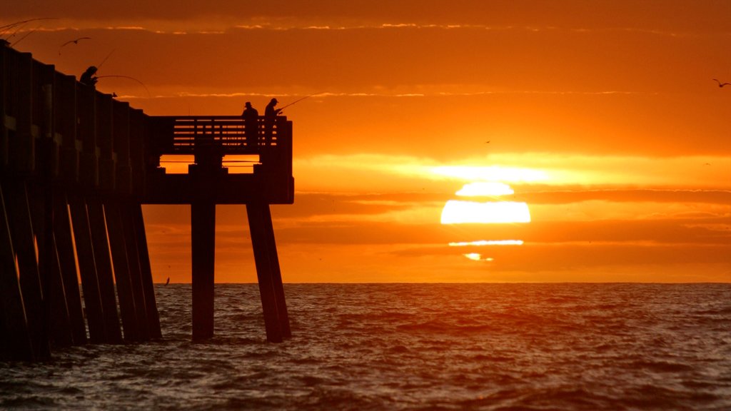 Muelle de Jacksonville Beach ofreciendo vistas, una puesta de sol y pesca