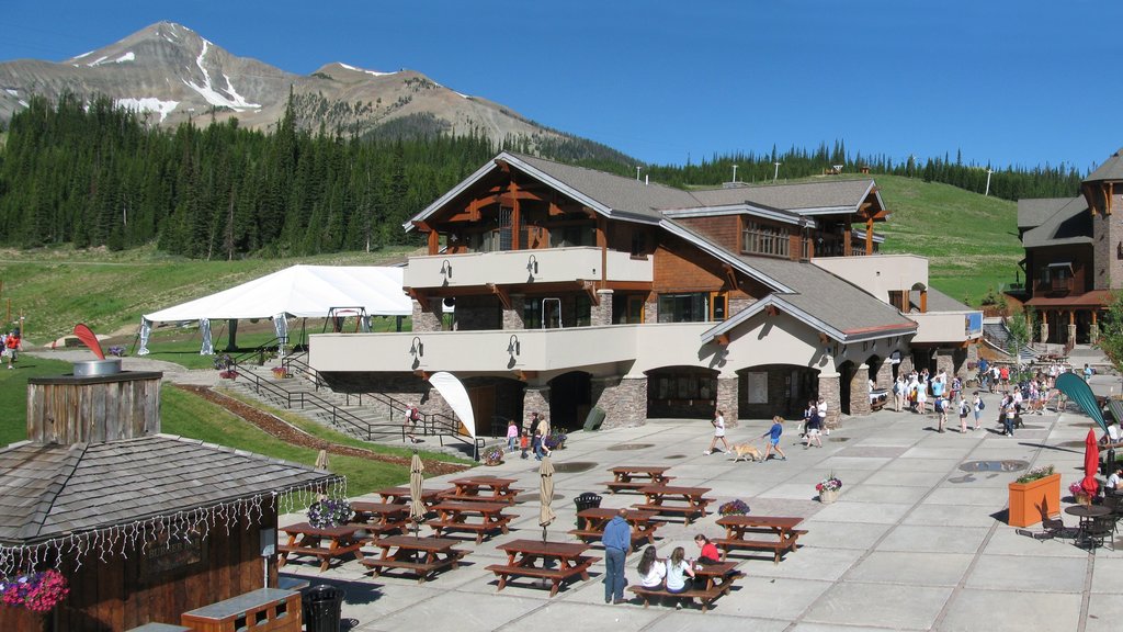 Estación de esquí Big Sky Resort ofreciendo bosques y un hotel de lujo o resort