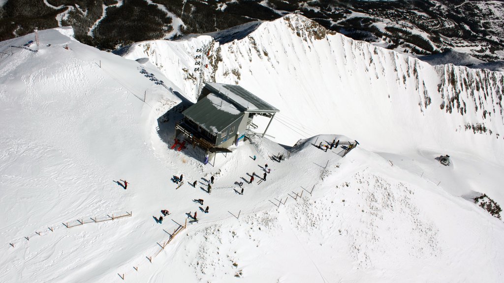 Estação de esqui de Big caracterizando neve e montanhas