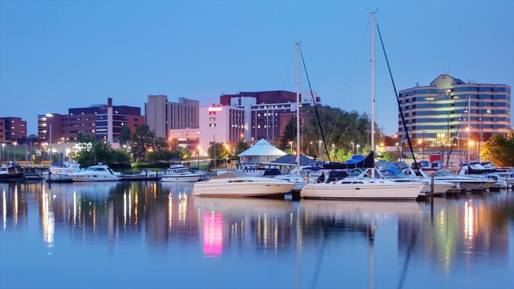 Erie ofreciendo escenas de noche, una ciudad y un lago o espejo de agua