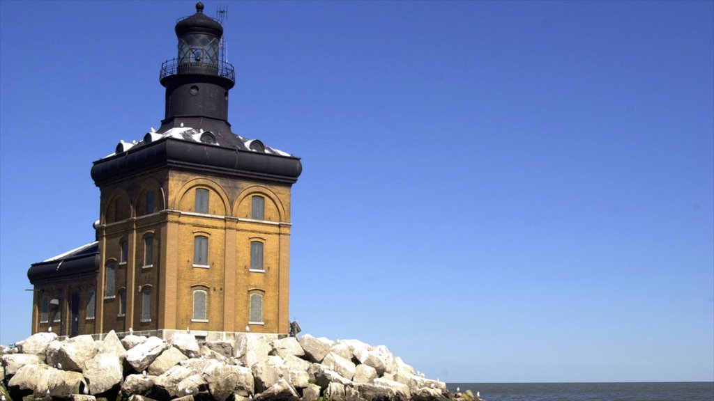 Toledo que incluye un faro y vistas generales de la costa