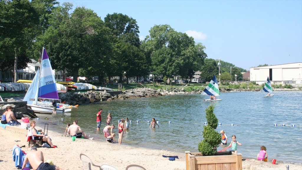 Sandusky som viser en strand, sejlads og en kystby