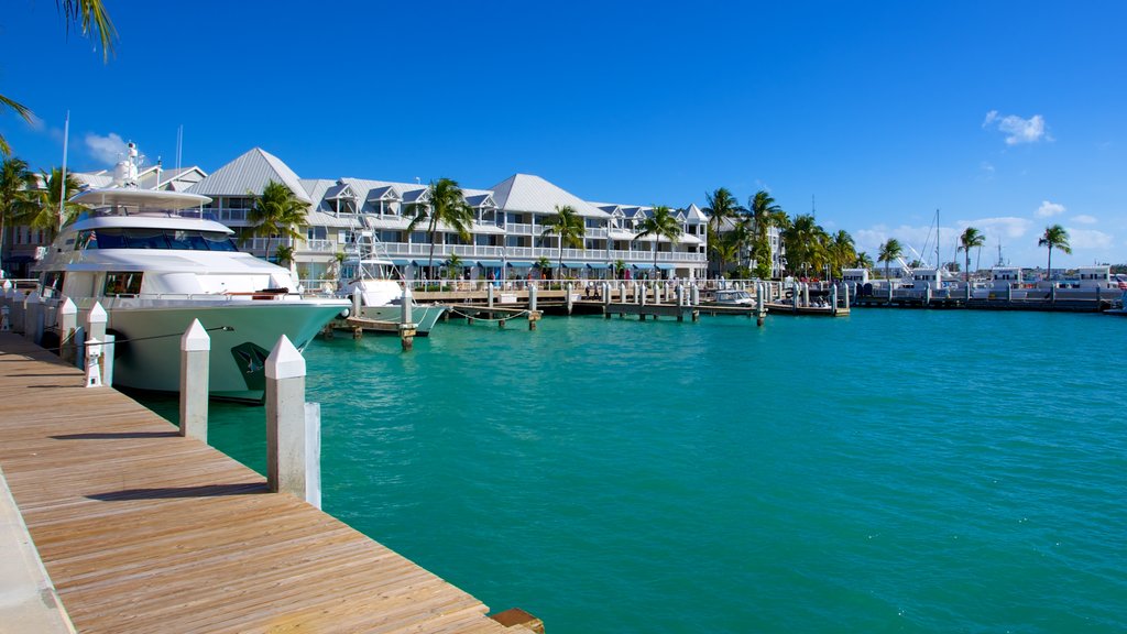 Cayo Hueso que incluye una ciudad costera, una marina y vistas generales de la costa