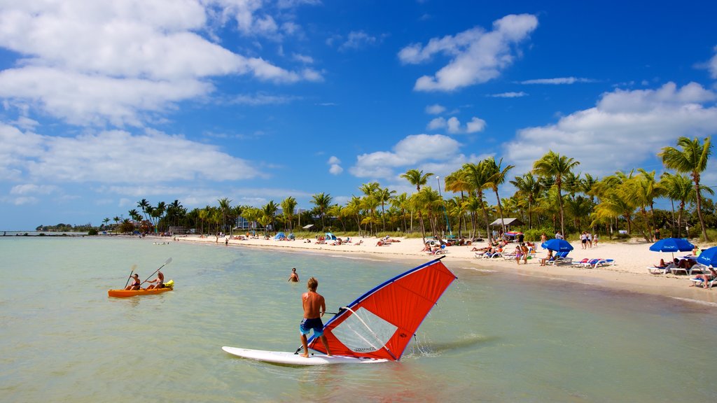 Smathers Beach mostrando escenas tropicales, una playa de arena y una bahía o puerto