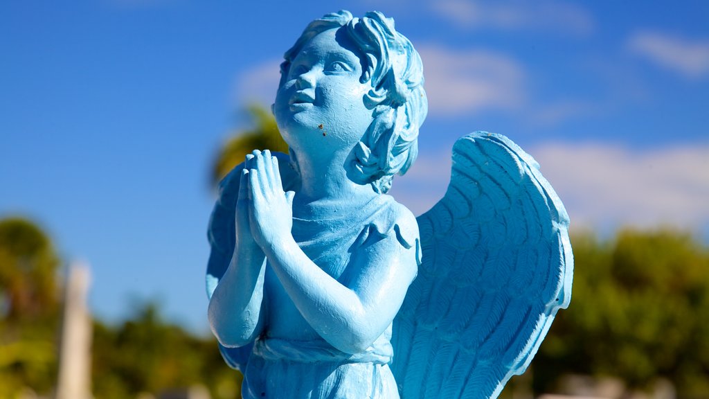 Key West Cemetery presenterar en kyrkogård och en staty eller skulptur