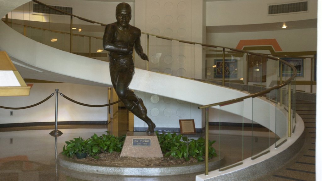 Pro Football Hall of Fame ofreciendo una estatua o escultura y vista interna