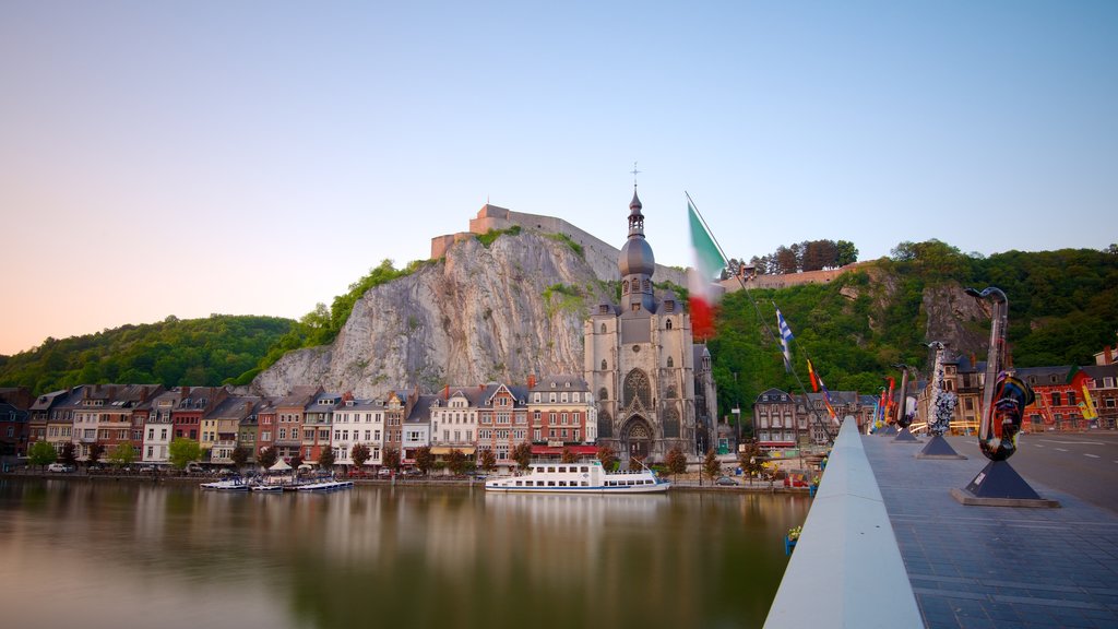 Dinant caracterizando aspectos religiosos, uma cidade litorânea e uma igreja ou catedral