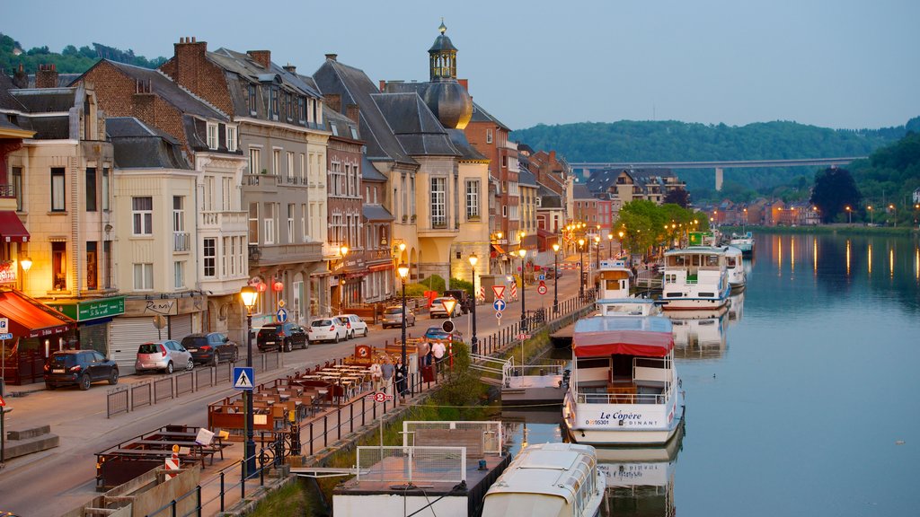 Dinant mostrando um pôr do sol, uma cidade litorânea e uma cidade pequena ou vila