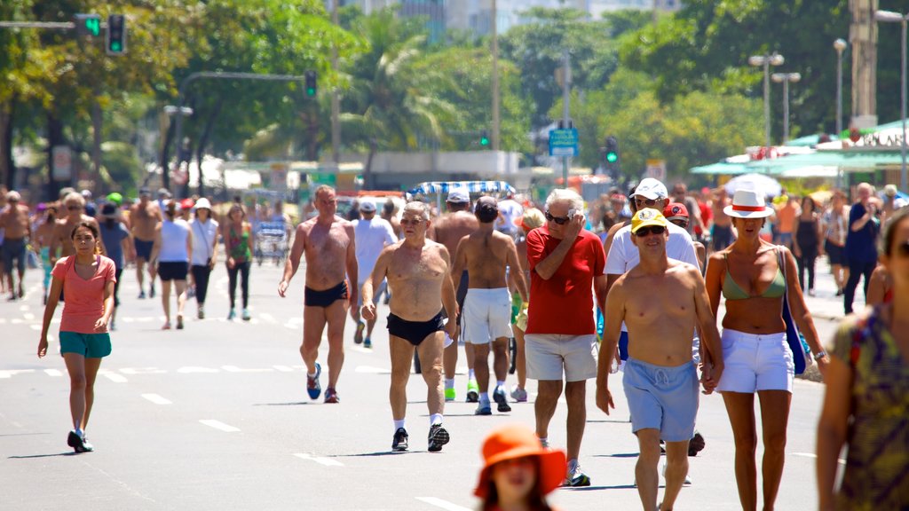 Copacabana Beach toont straten en ook een grote groep mensen