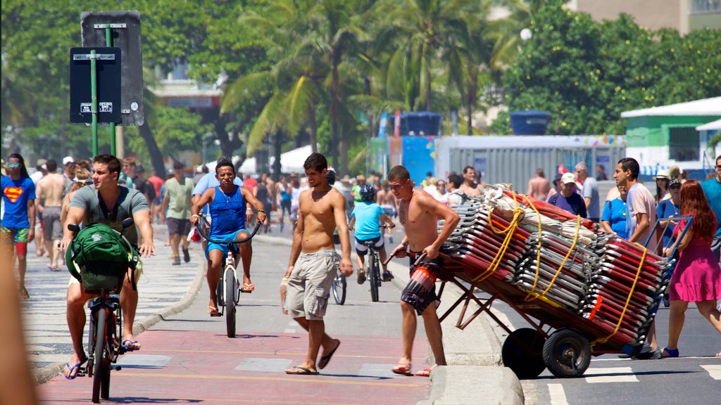 Copacabana Beach toont straten en ook een grote groep mensen