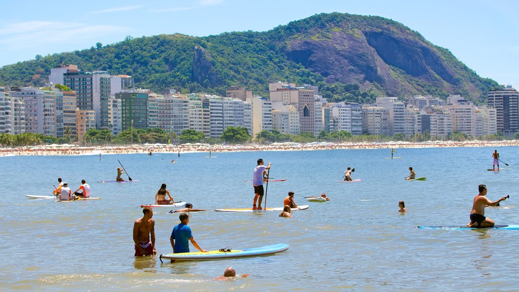 Playa de Copacabana mostrando deportes acuáticos, una playa y vista general a la costa