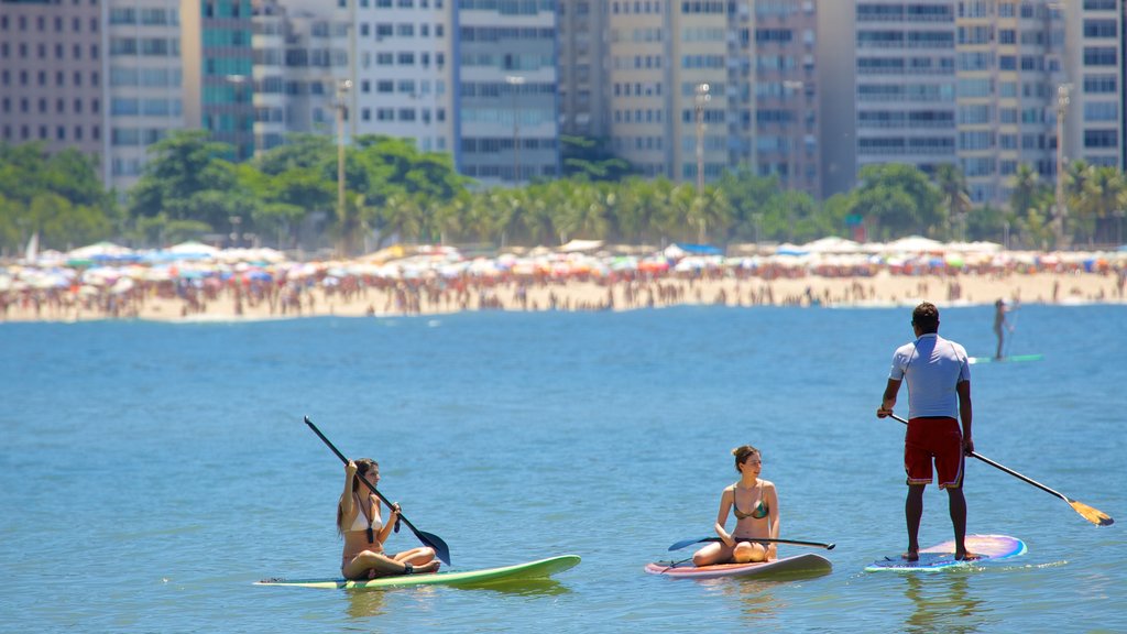 Plage de Copacabana qui includes sports aquatiques aussi bien que un petit groupe de personnes