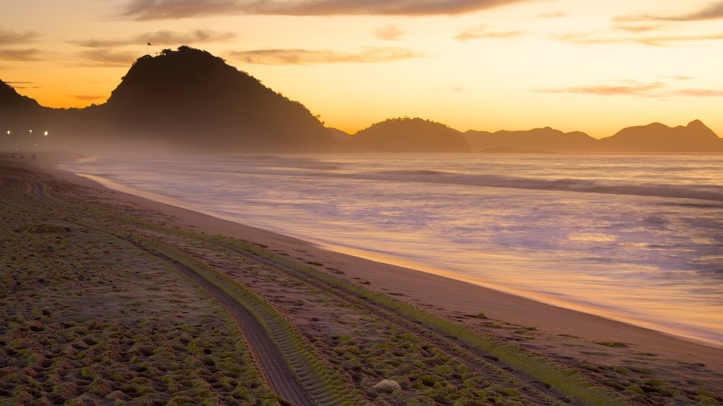 Copacabana Beach som omfatter en solnedgang og en strand