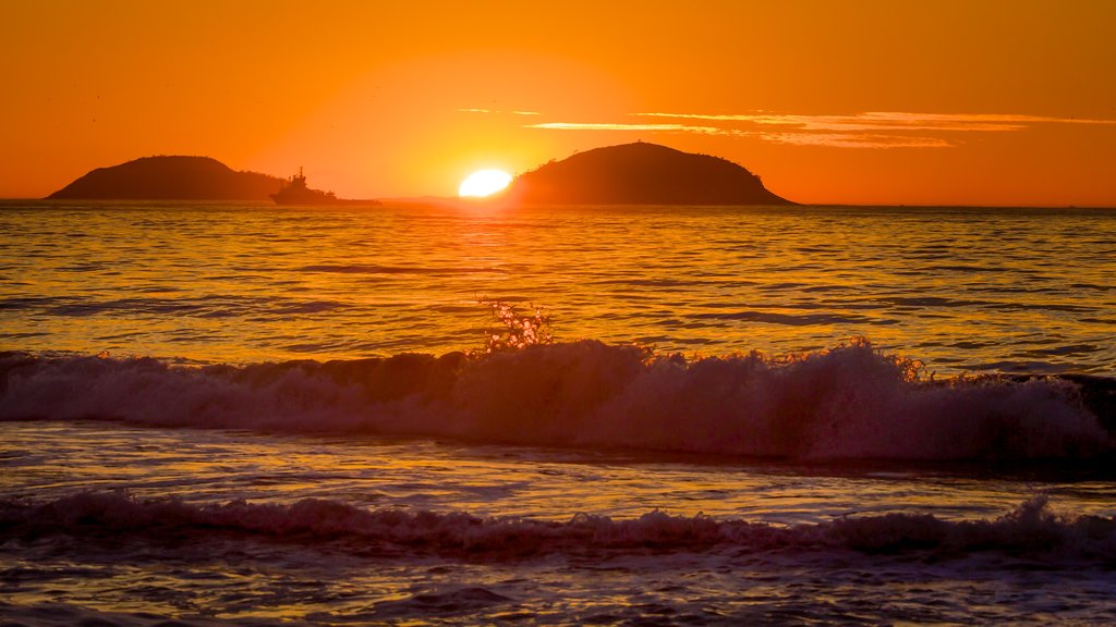 Copacabana Beach toont een zonsondergang en golven