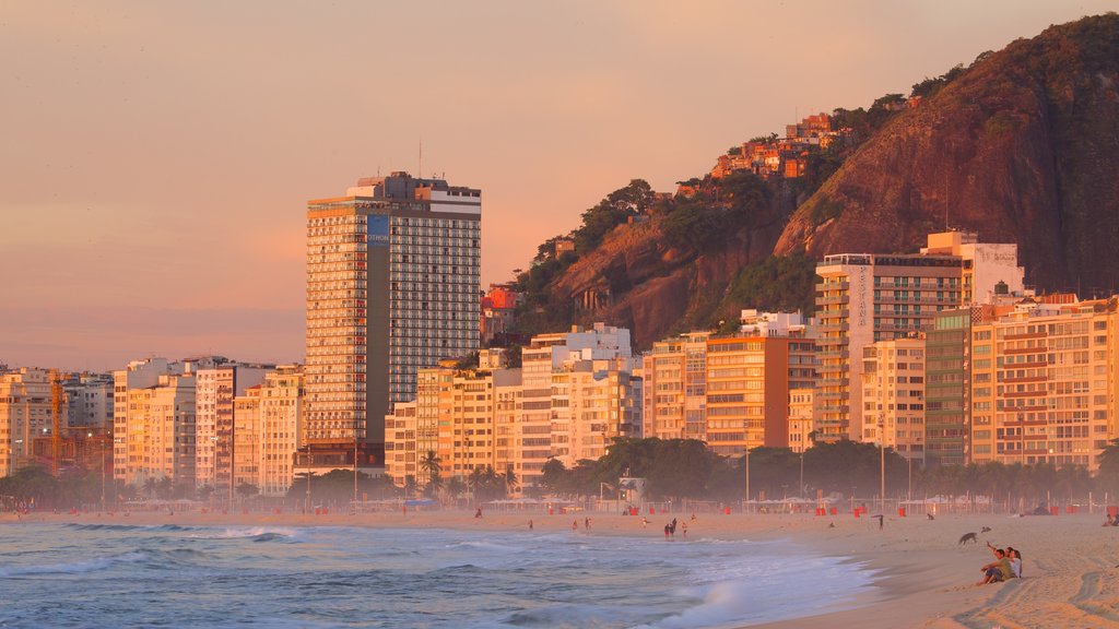 Copacabana Beach og byder på en sandstrand og en kystby