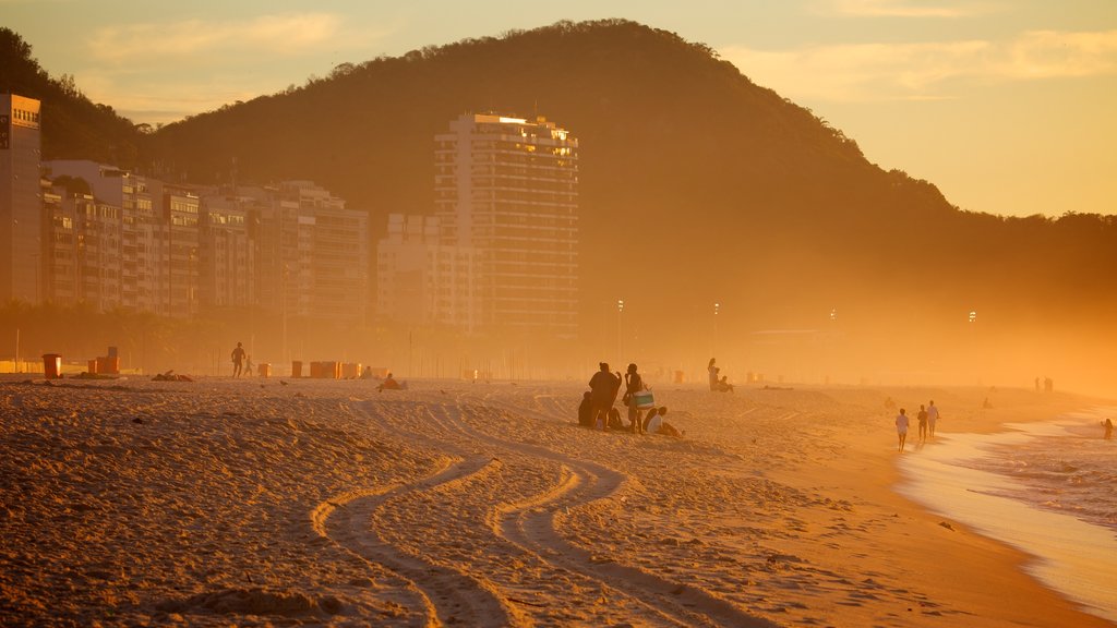 Copacabana Beach som viser en sandstrand og en solnedgang