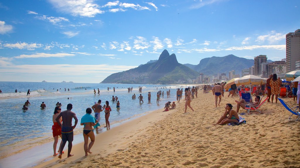 Plage d\'Ipanema montrant une plage aussi bien que un grand groupe de personnes