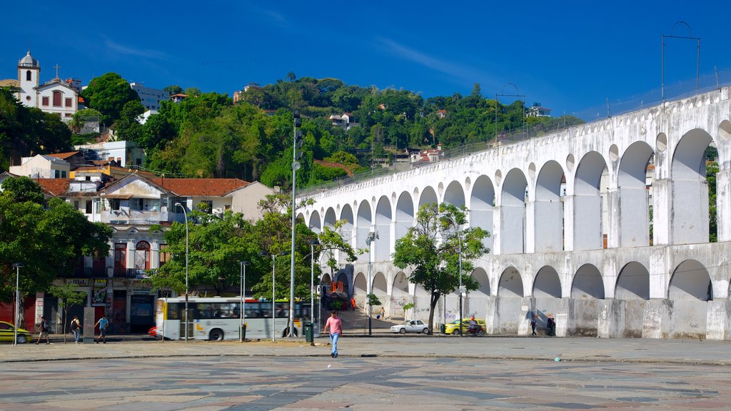 Lapa caracterizando arquitetura de patrimônio e uma praça ou plaza