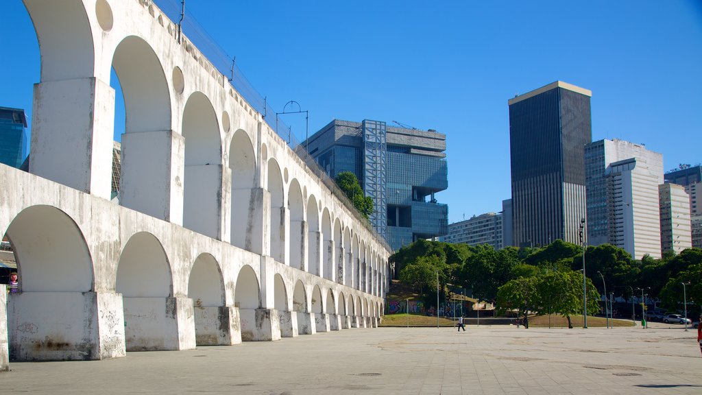 Lapa ofreciendo un parque o plaza y patrimonio de arquitectura