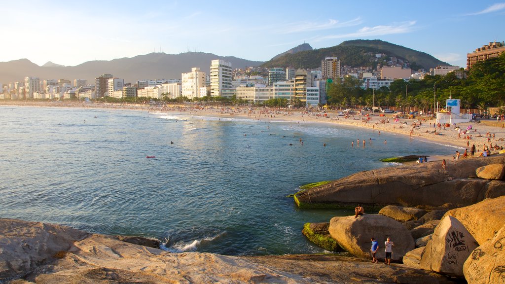 Praia do Arpoador mostrando litoral acidentado