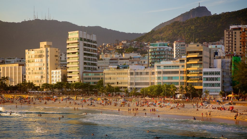 Playa de Arpoador ofreciendo una ciudad costera y una playa