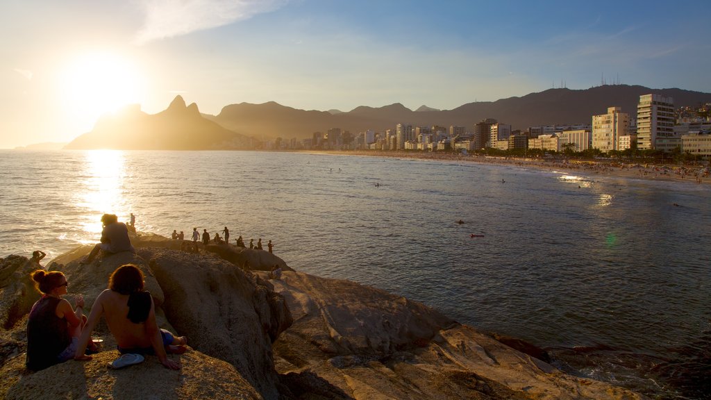 Strand van Arpoador bevat een zonsondergang en algemene kustgezichten