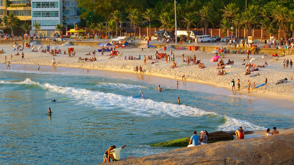 Praia do Arpoador mostrando uma praia