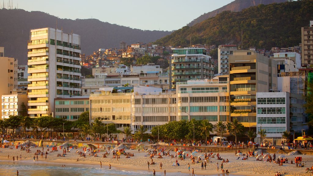 Strand van Arpoador toont een zonsondergang, een strand en een kuststadje