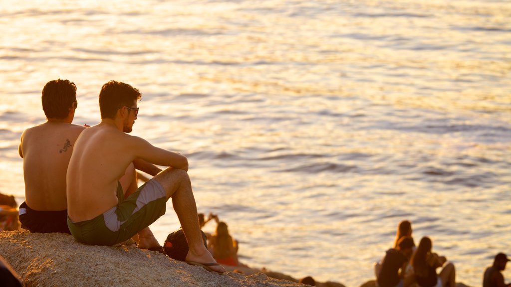 Praia do Arpoador inclusief een zonsondergang, een zandstrand en algemene kustgezichten