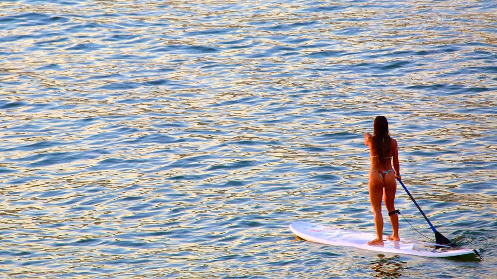 Praia do Arpoador caracterizando esportes aquáticos assim como uma mulher sozinha