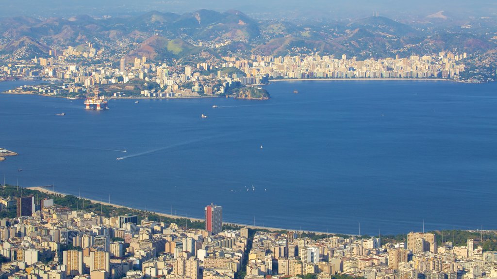 Corcovado bevat een stad en algemene kustgezichten