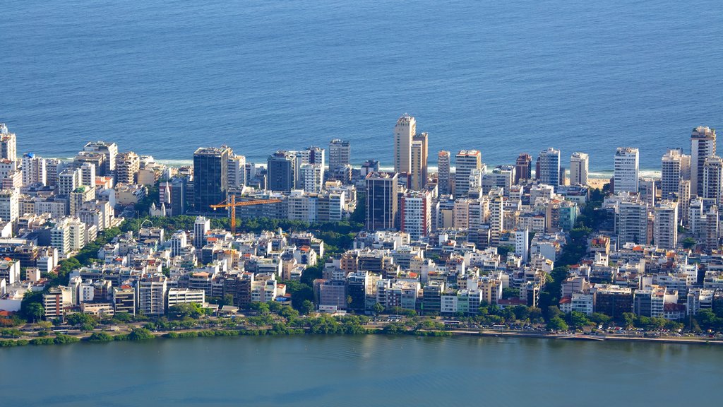 Corcovado showing a city